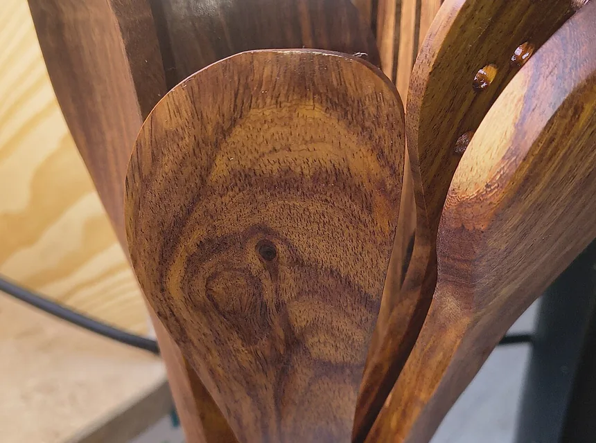 Cucharas de madera juntas en un vaso